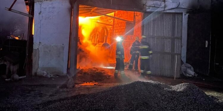Intervenție sporită, la Fălești. Două depozite cu brichete pentru foc — distruse de incendiu