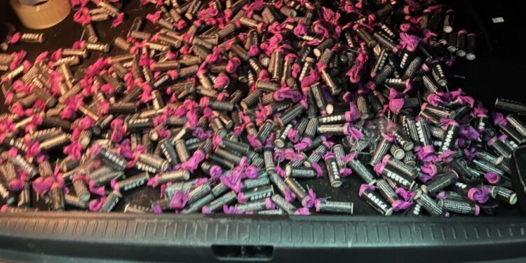 Sărbătorile vin: Un lot comercial de petarde și artificii, tăinuite într-o mașină, depistate la Palanca