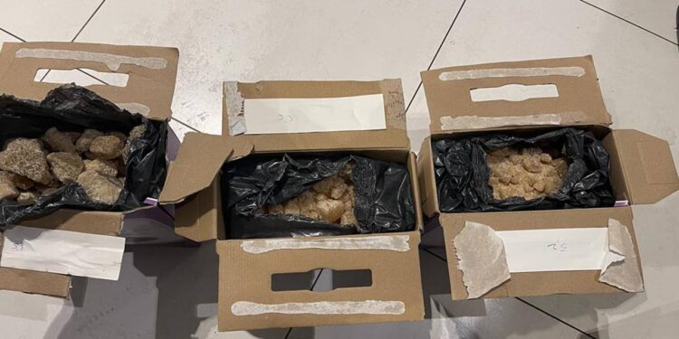 Circa 16 kg de drog, folosit la fabricarea „Ecstasy”, în valoare de 50 milioane lei, depistate de vameși la Aeroport