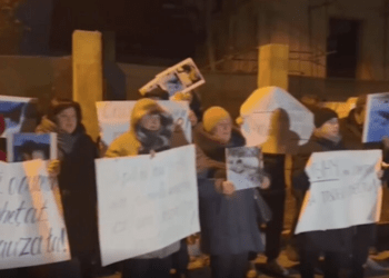 Protest în fața casei lui Andrei Spînu: Oamenii acuză ministrul PAS de moartea cuplului decedat la Căușeni | VIDEO