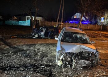 Impact violent la Trușeni. Două mașini făcute zob și patru persoane rănite