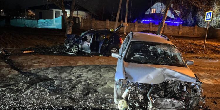 Impact violent la Trușeni. Două mașini făcute zob și patru persoane rănite