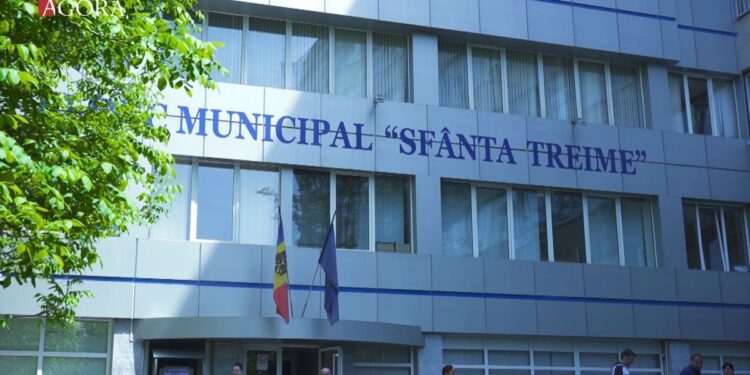 Un pacient al spitalului „Sfânta Treime” din Chișinău a murit după ce a căzut de la etajul instituției. Ce spune poliția