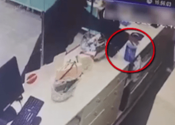 Jaf într-o farmacie din Chișinău. Momentul în care suspectul fură un recipient și fuge