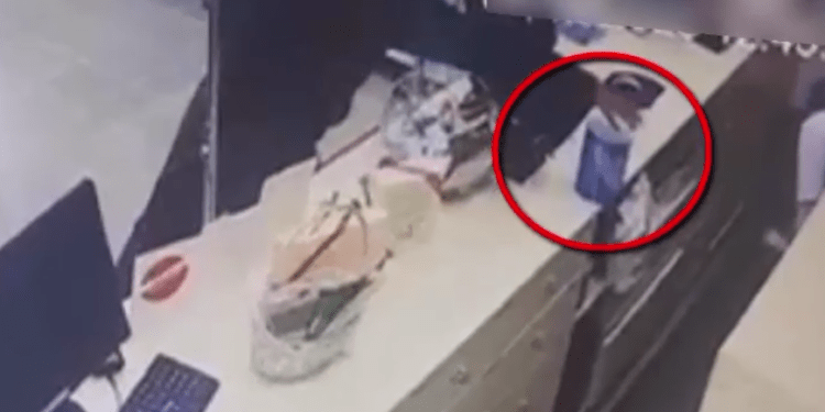 Jaf într-o farmacie din Chișinău. Momentul în care suspectul fură un recipient și fuge