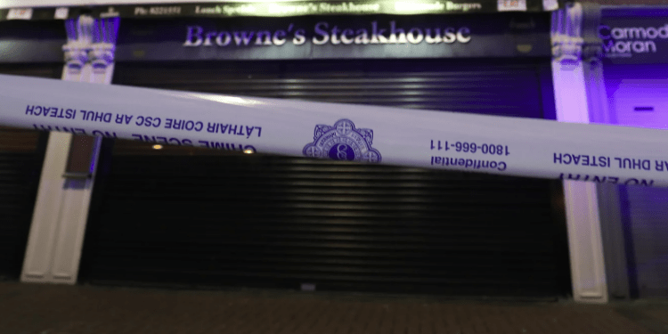 Atac armat într-un restaurant din Dublin. Un tânăr a murit, iar un bărbat este în stare gravă