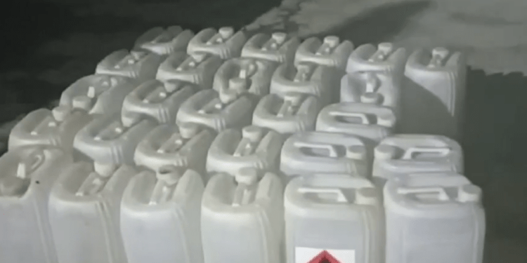 Avea mașina ticsită cu alcool contrafăcut: Un bărbat a rămas fără aproape 800 de litri de spirt