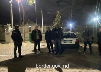 Doi migranți ucraineni și trei călăuze, depistate în zona de frontieră