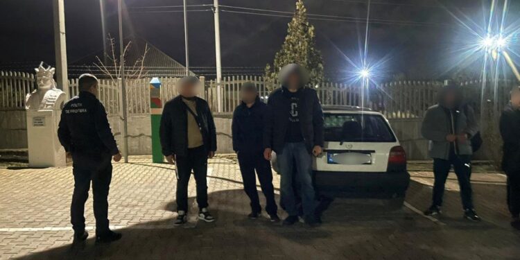 Doi migranți ucraineni și trei călăuze, depistate în zona de frontieră