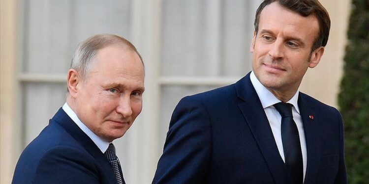 Макрон заявил, что готов говорить с Путиным о прекращении войны в Украине