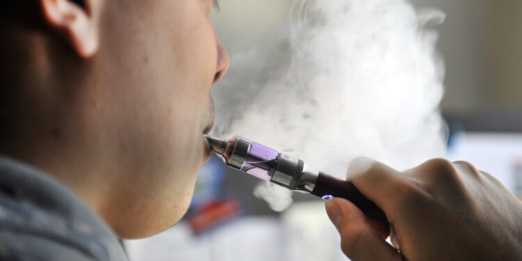 Un copil de 13 ani din Cantemir, prins în timp ce fuma o țigară electronică, în școală. Tatăl minorului, tras la răspundere