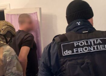 Percheziții domiciliare într-o cauză penală privind organizarea migrației ilegale. Doi bănuiți, reținuți pentru 72 de ore
