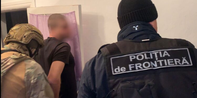 Percheziții domiciliare într-o cauză penală privind organizarea migrației ilegale. Doi bănuiți, reținuți pentru 72 de ore