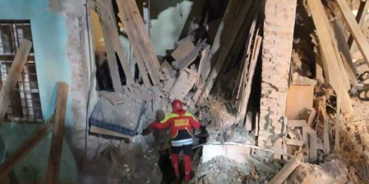 Elevul care a murit după ce clădirea internatului s-a prăbuşit parţial, găsit cu ajutorul unui câine de căutare al salvamontiştilor