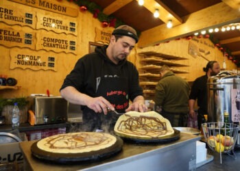 „Trebuie să iei credit”. Cât costă un hotdog sau vinul fiert la târgurile de Crăciun din Europa