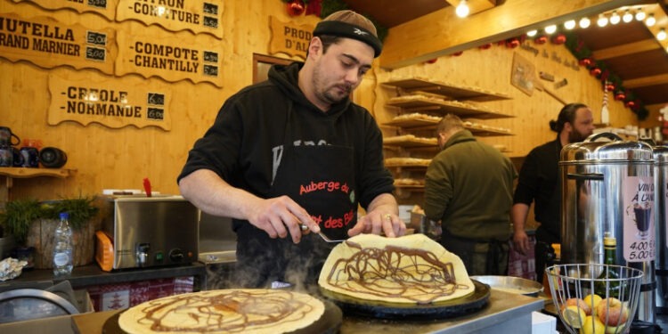 „Trebuie să iei credit”. Cât costă un hotdog sau vinul fiert la târgurile de Crăciun din Europa