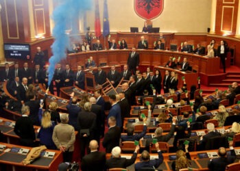 Nou scandal cu fumigene și scandări ca pe stadion în Parlamentul Albaniei