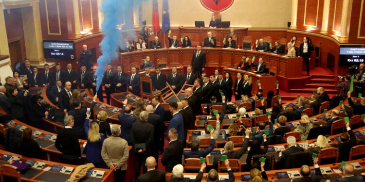 Nou scandal cu fumigene și scandări ca pe stadion în Parlamentul Albaniei