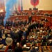 Nou scandal cu fumigene și scandări ca pe stadion în Parlamentul Albaniei