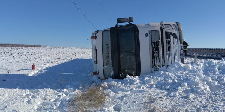 O autocisternă cu vin, înmatriculată în Republica Moldova, s-a răsturnat pe o șosea din România