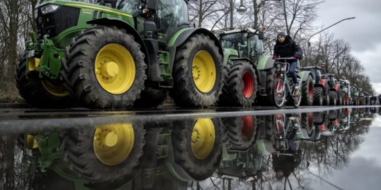 Протесты фермеров: наезд машины во Франции, среди жертв — целая семья