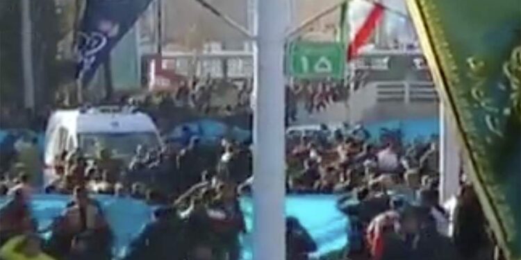 В Иране возле могилы военного командира Сулеймани раздались взрывы. Погибли более 100 человек