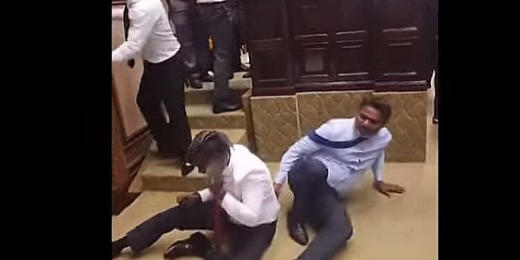 Тянули друг друга за волосы и пинали ногами. В парламенте Мальдивских островов подрались депутаты