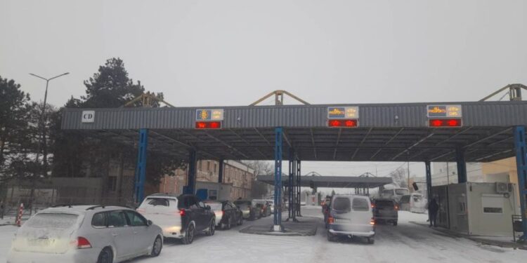 Временно ограничен проезд грузовиков на КПП “Леушень – Албица”