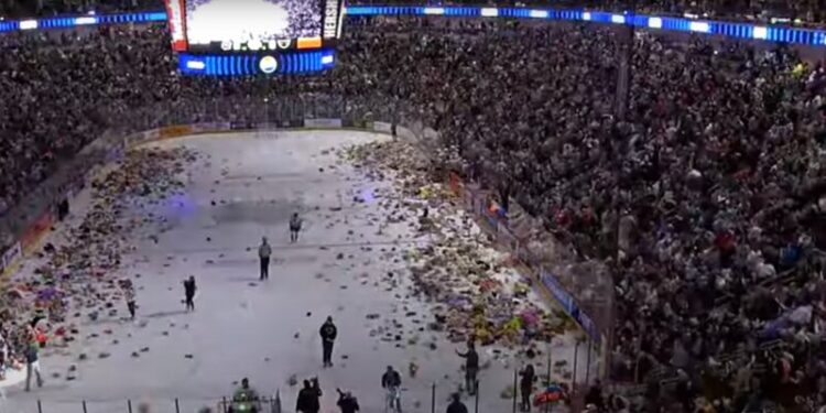 После гола россиянина американцы бросили на лед 74 тысячи игрушек