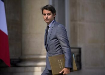 Новый премьер Франции стал самым молодым в истории страны
