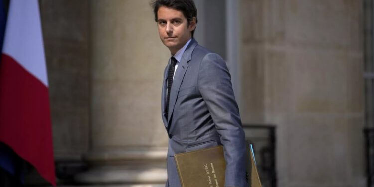 Новый премьер Франции стал самым молодым в истории страны