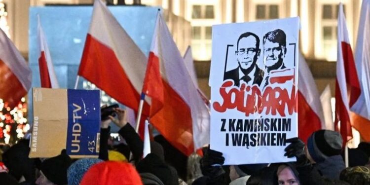 В Польше двух депутатов от бывшей правящей партии ПиС арестовали прямо в президентском дворце