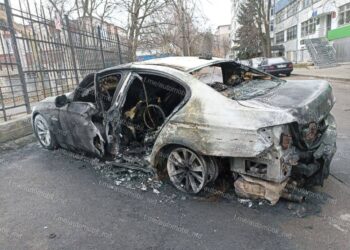 Necaz pentru un șofer din capitală, în prima zi din an: Și-a găsit BMW-ul scrum, după ce mașina a fost mistuită de flăcări