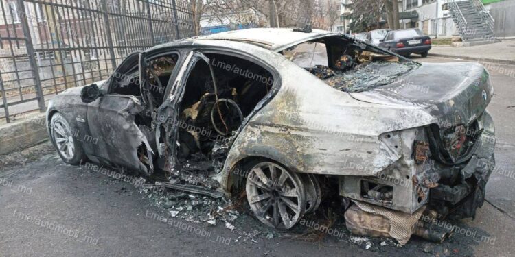 Necaz pentru un șofer din capitală, în prima zi din an: Și-a găsit BMW-ul scrum, după ce mașina a fost mistuită de flăcări