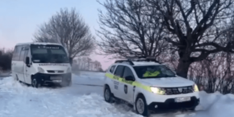 Автобус со школьниками застрял в снегу в Окницком районе