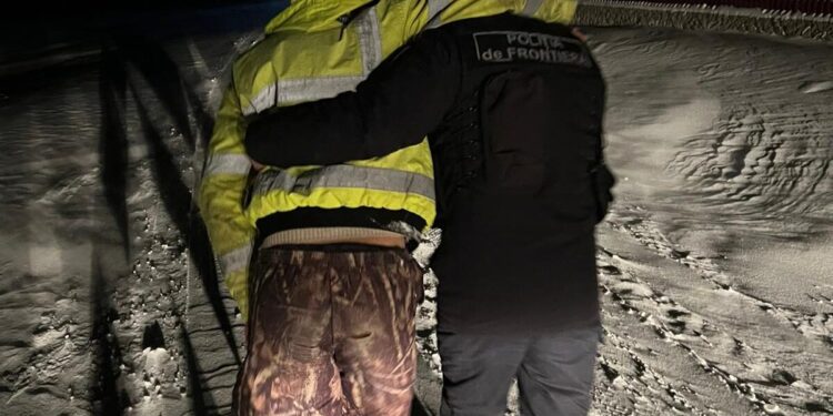 Пограничники Молдовы спасли от обморожения мужчину с ограниченными возможностями