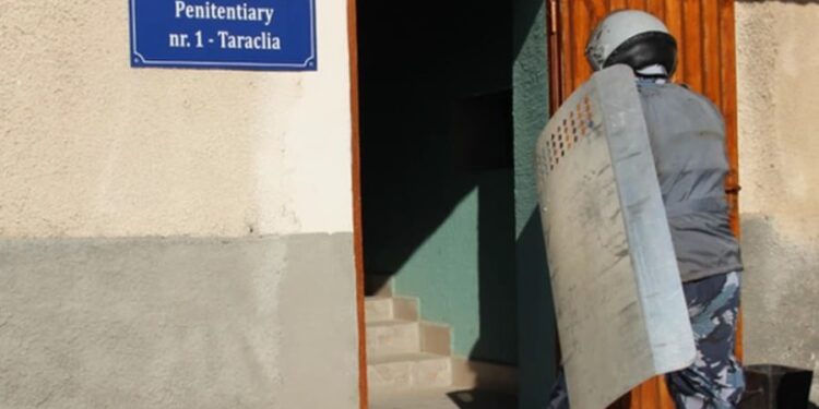 Драка в тюрьме в Тараклии: заключенный был жестоко избит сокамерником