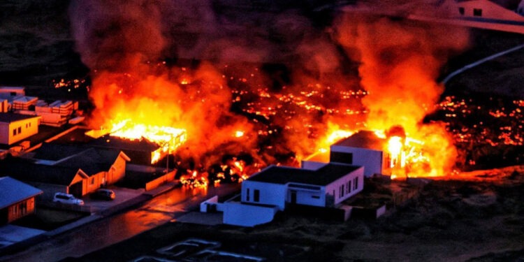 В Исландии из-за извержения вулкана лава сошла на город Гриндавик