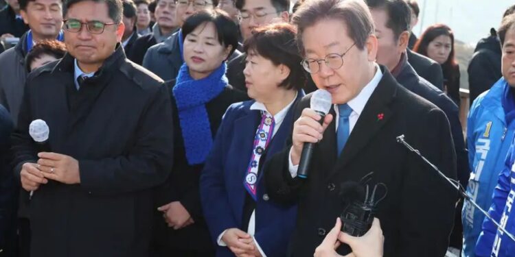 На глазах у всех: в Южной Корее совершено покушение на лидера оппозиционной партии