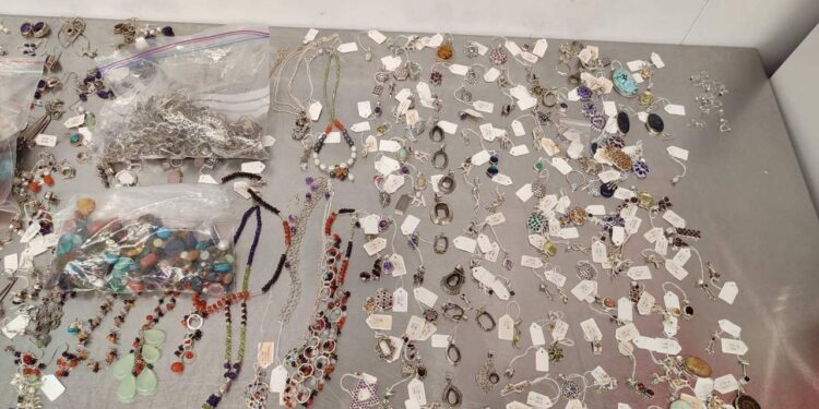 Иностранец попытался незаконно вывезти из Молдовы партию ювелирных изделий