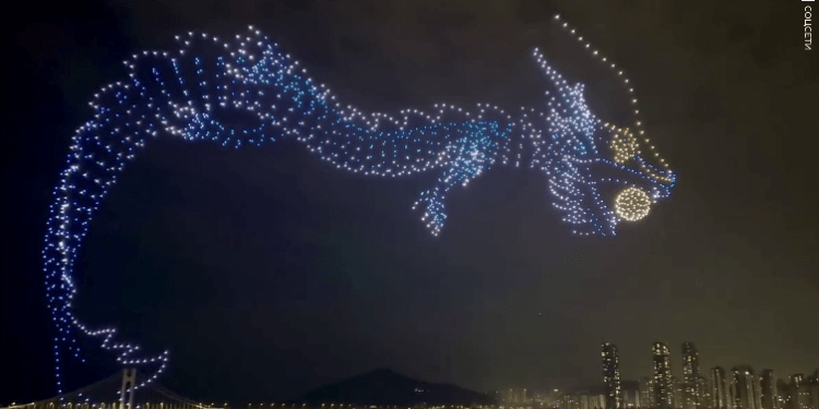 Огромного дракона из дронов запустили в Южной Корее в честь Нового года