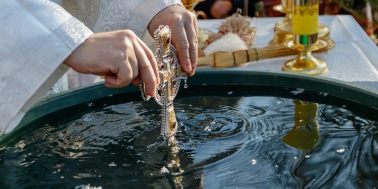 Более 70 тонн питьевой воды будут распределены в церкви Кишинева на Крещение