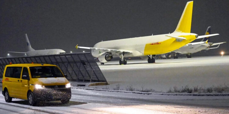 В Германии из-за снега и гололеда отменяют сотни рейсов