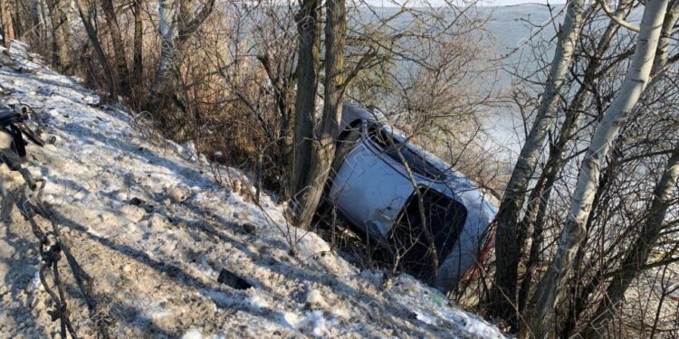 В Дубоссарском районе автомобиль едва не угодил в реку, после того как водитель потерял управление