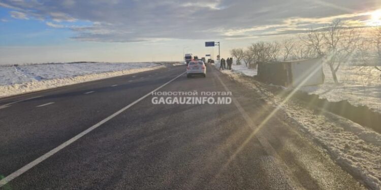 „Водитель уснул за рулем”: Вблизи Комрата перевернулся грузовик