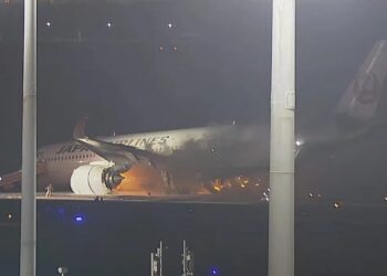 Самолет Japan Airlines загорелся во время приземления в аэропорту Токио