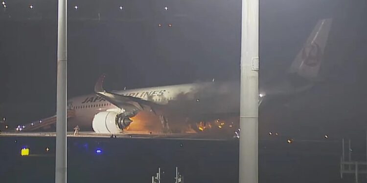 Самолет Japan Airlines загорелся во время приземления в аэропорту Токио