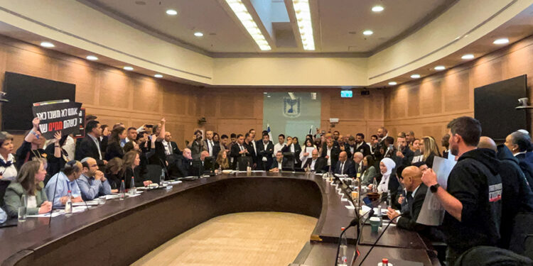 Родственники израильских заложников ХАМАС сорвали заседание Кнессета