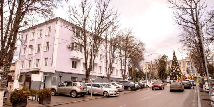 Exteriorul blocului de locuit de pe strada Eminescu 6 din Orhei, a căpătat un aspect frumos și modern. Tatiana Cociu: Datorită lui Ilan Șor, clădirile vor primi o nouă viață | VIDEO