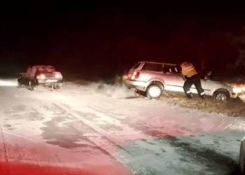 O mașină a derapat de pe traseu la Briceni: Au intervenit polițiștii
